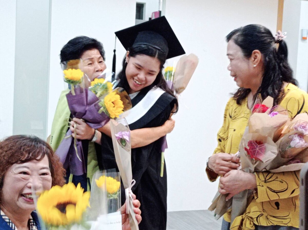 偏鄉學子熬過逆境圓夢畢業　母女獻花感謝善心團四年扶持