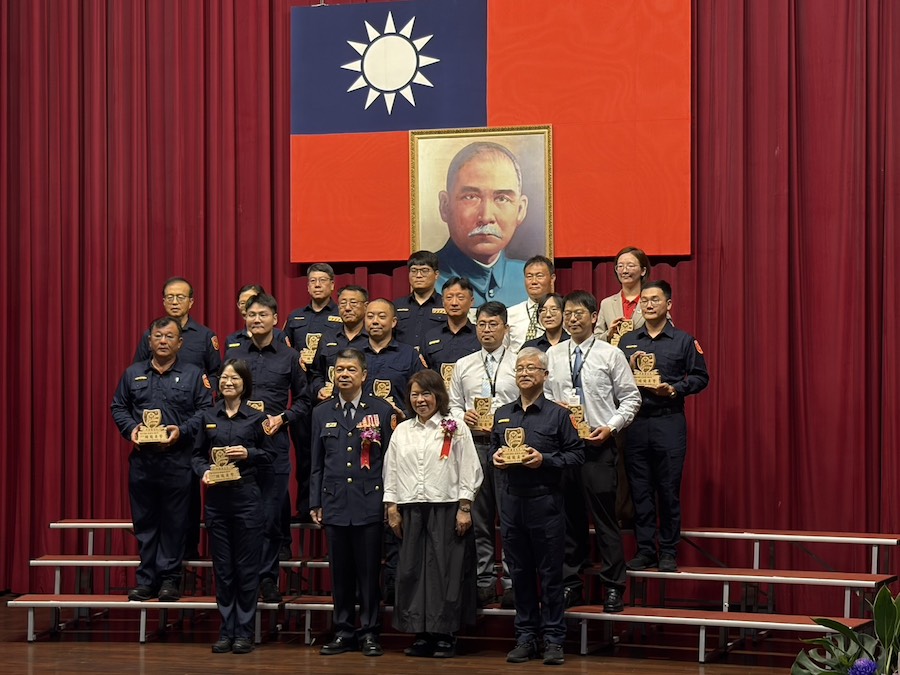 嘉義市長黃敏惠出席主持,並一一表揚模範警察、資深績優員警、績優協勤民力與志工們,肯定員警們的辛勤付出,感謝守護城市安全。(圖/記者黃采琳攝)