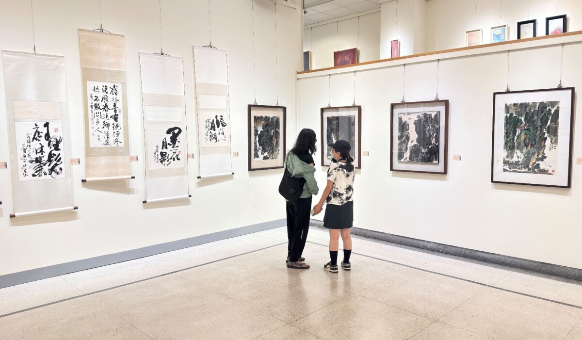 ▲李惠正作品墨韻酣暢、氣勢恢弘。展場一隅。(圖/記者顏淑娟翻攝)
