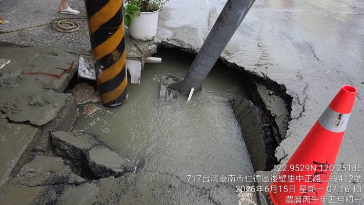 台南仁德路面驚傳塌陷！路標桿倒伏現場搶修　市府急釐清原因