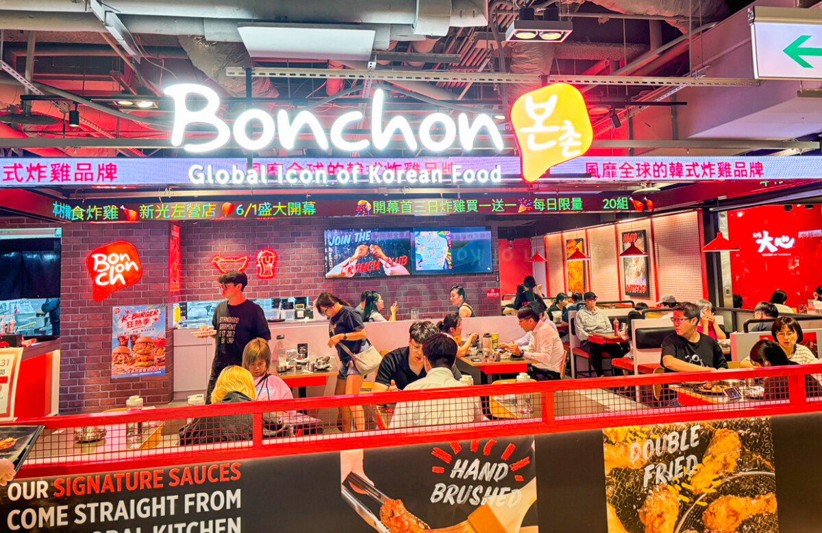 ▲【新光三越高雄左營店】_Bonchon本村韓食炸雞，進駐彩虹市集3樓，用餐時段人潮絡繹不絕，成為近期最受矚目的韓式美食新據點。（圖/新光三越高雄左營店提供）