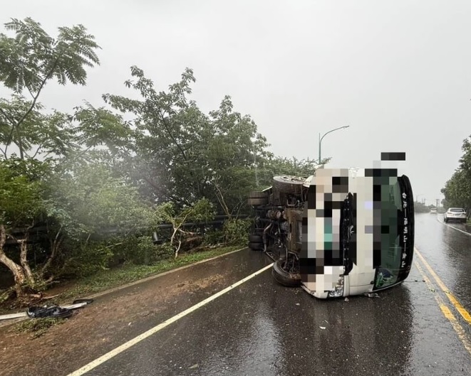 台2甲線4.5K驚傳公車翻覆　2人輕傷自行脫困送醫治療