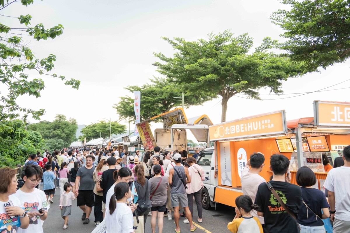 ▲設置特色美食市集,集結各式在地小吃與特色攤位。(圖/記者顏淑娟翻攝)