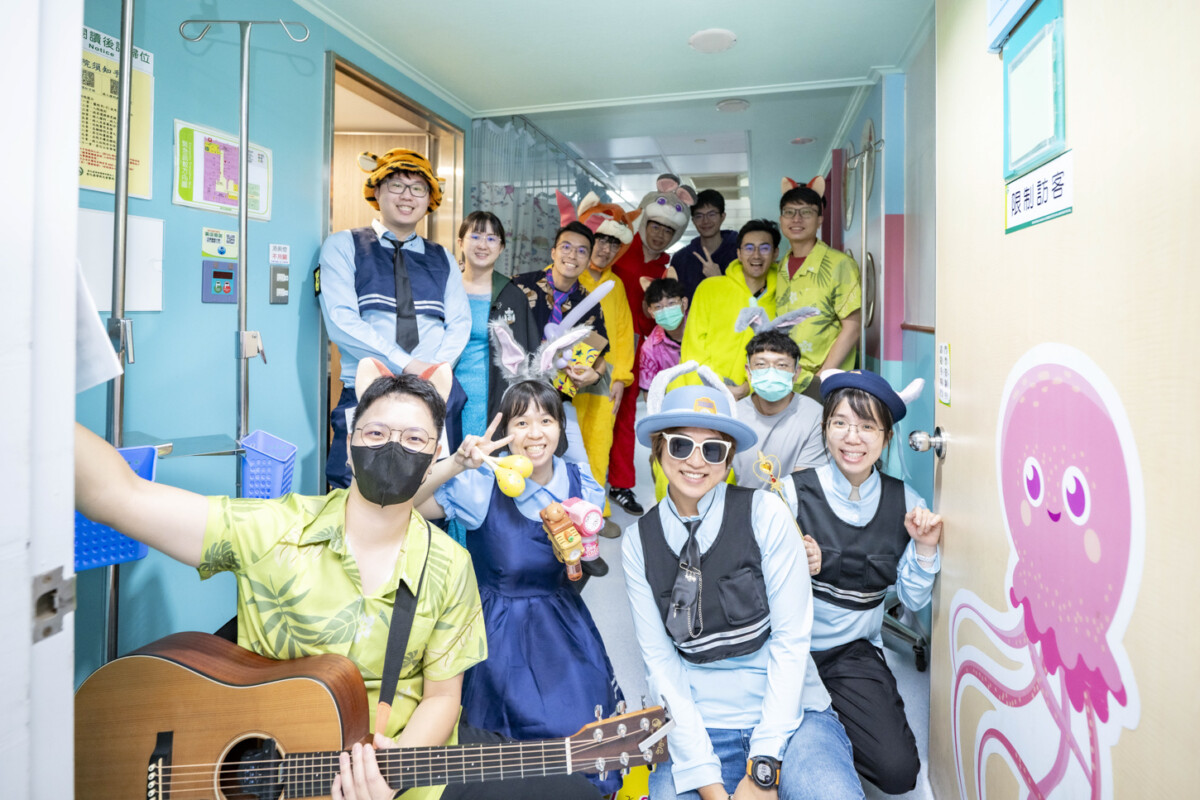 白袍醫護變身表演者 彰基醫院病房秒變小派對 白袍醫護變身表演者 彰基醫院病房秒變小派對