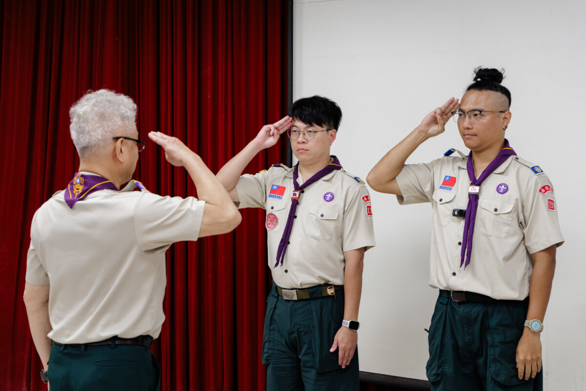 ▲高國倫理事長授旗。(圖/中華民國童軍總會提供)