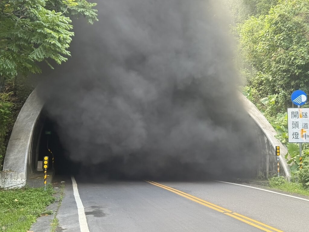 高雄月光山隧道火燒車　駕駛受困身亡機車騎士嗆傷送醫