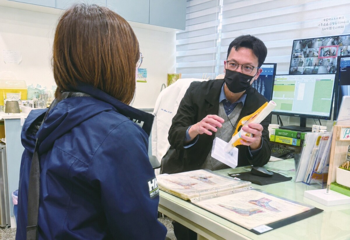陳建宏醫師提醒，關節疼痛不代表不能運動，透過專業評估與適當調整運動方式，多數民眾仍可持續進行肌力訓練，避免因長期不活動導致肌少症與失能風險增加。（圖 / 陳建宏醫師提供）