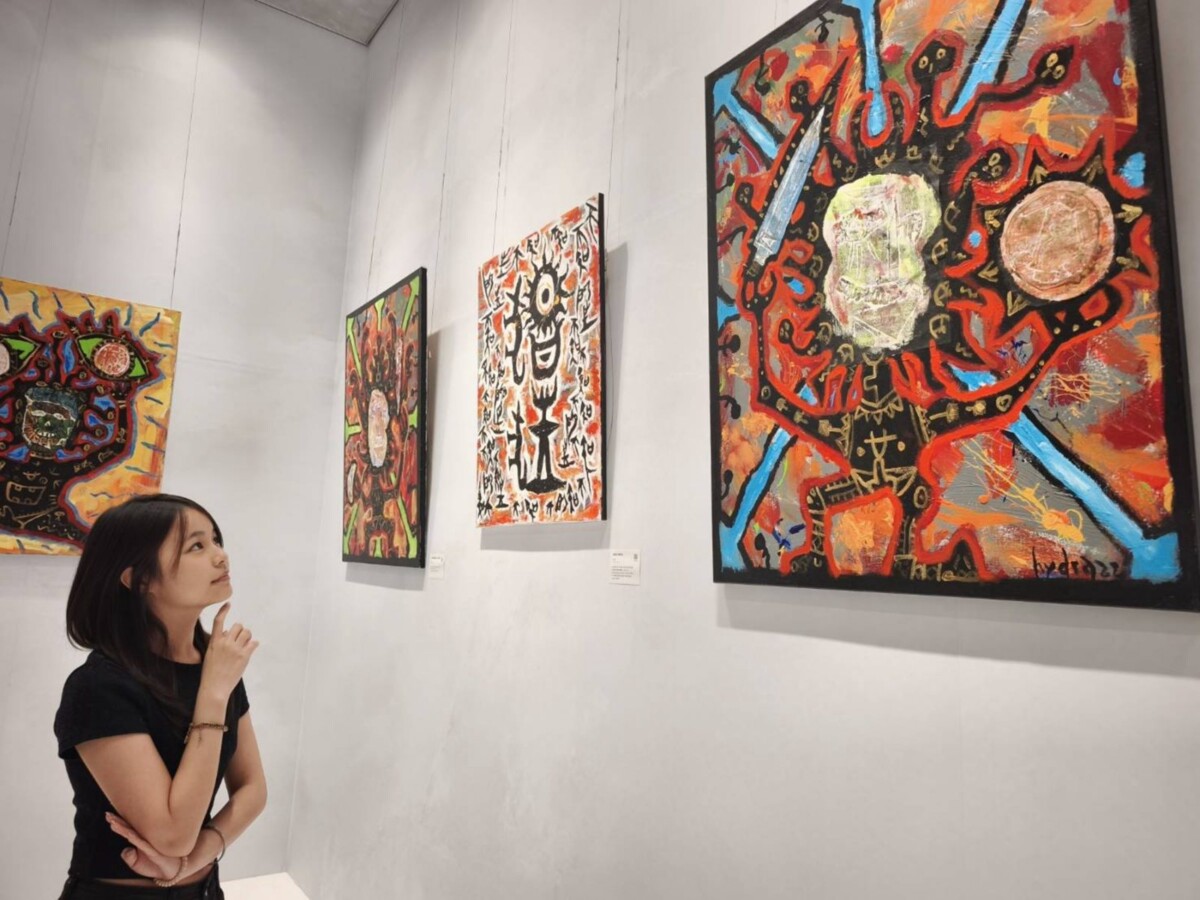 ▲牙醫師跨界藝術家九鬼展出多幅油畫創作,邀民眾走進充滿哲思的幻術劇場。(圖/義享時尚廣場提供)