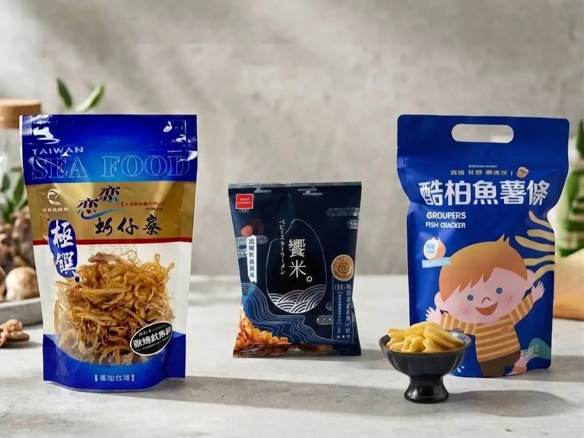 ▲高雄翰品酒店推出世足應援組合包，精選高雄在地特色零嘴，包括梓官漁會魷魚絲、林園魚薯條及美濃饗米，原價335元，活動期間優惠價290元。（圖/高雄翰品酒店提供）