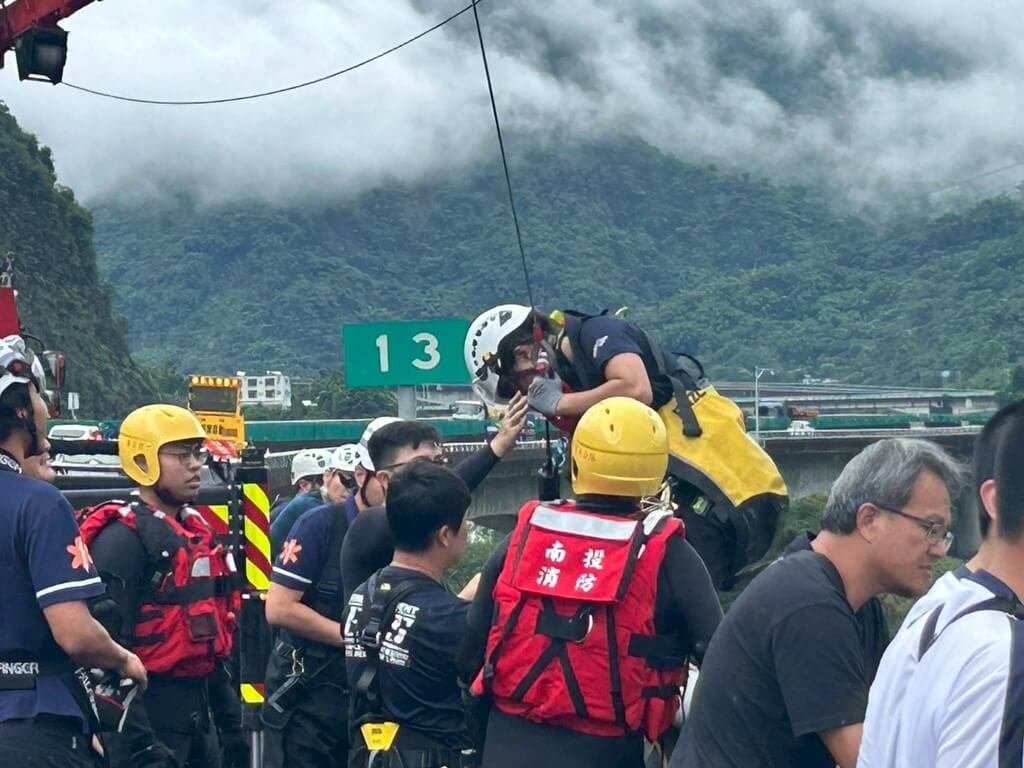 豪雨突襲溪水暴漲困工人　消防垂降6層樓成功救出3人