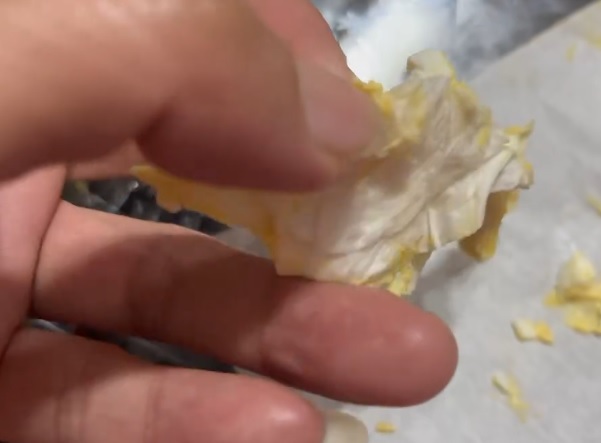 超噁異物現身沙拉堡！好市多捲食安風暴　消費者怒轟難接受