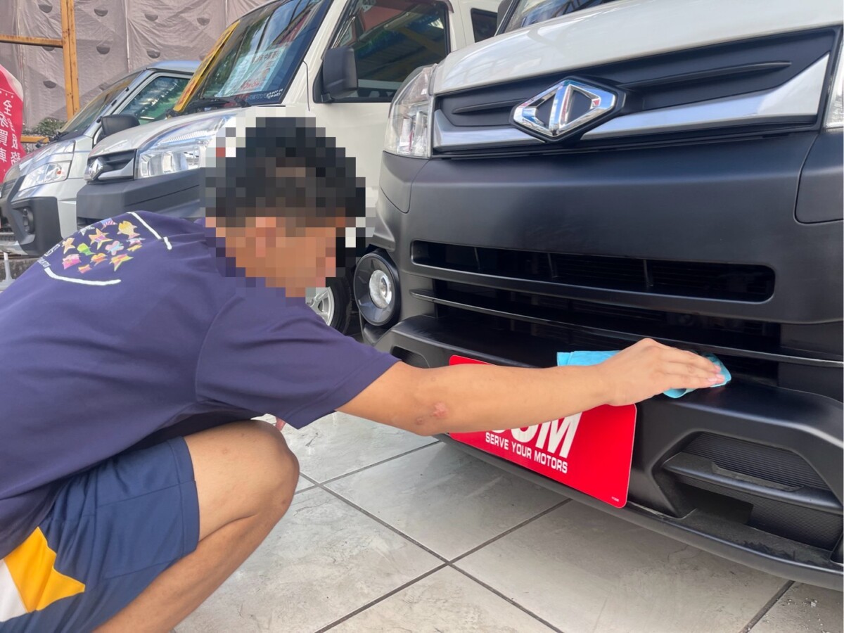 ▲阿督汽車店提供工作機會,協助身障學生校外實習體驗,讓其逐步建立從實習培育到「穩定就業的支持機制,讓弱勢族群能在職場中找到發揮所長的舞台。(圖/樹德科技大學提供)