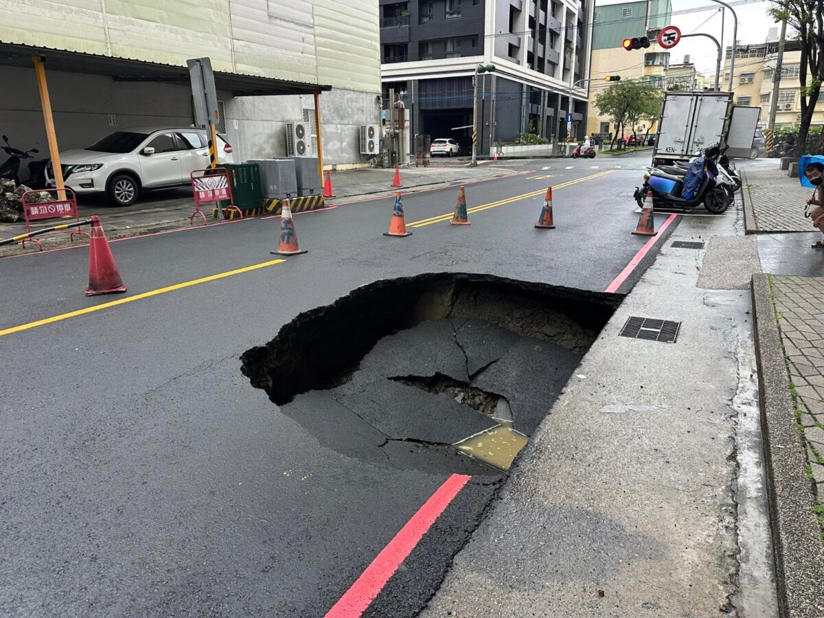 鳳山驚現300×200公分天坑 警方緊急封鎖警戒