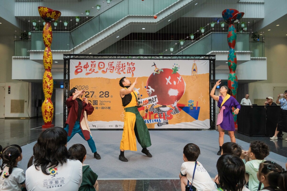 ▲逗趣的馬戲雜耍表演。(圖/記者顏淑娟翻攝)
