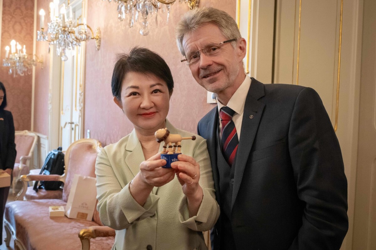 ▲韋德齊議長致贈盧秀燕象徵不屈不撓捷克精神的獅子木藝品,並勉勵「無論下一個位置在哪裡,都要如同獅子般勇敢堅毅前進」。(圖/中市府提供)