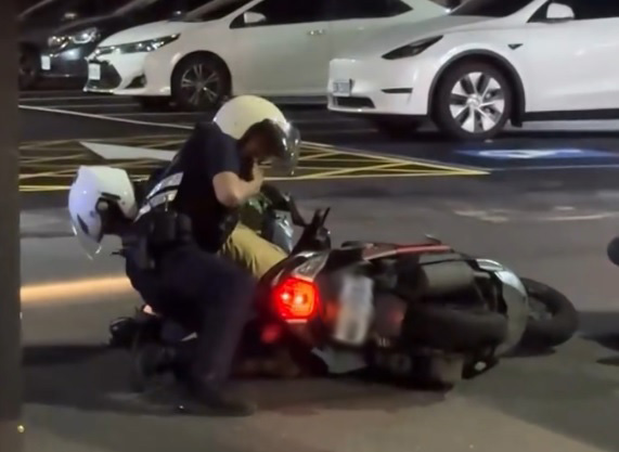 東門路驚爆毒駕衝撞警車！男拒檢迴轉逃逸遭壓制