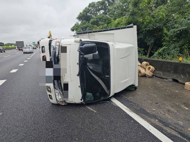 雨勢釀驚魂！國道接連翻車　網友直呼：太恐怖了