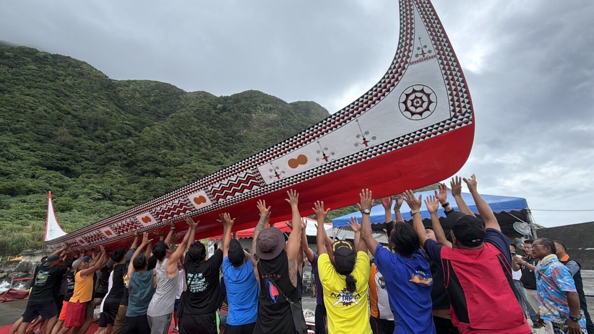 中斷300年海上古道重啟　蘭嶼拼板舟啟航巴丹群島再現南島連結
