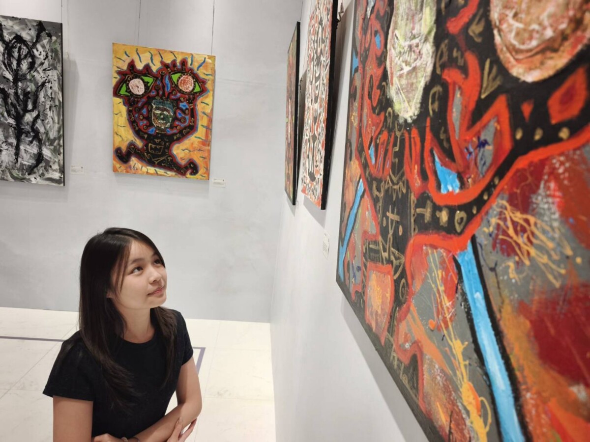 ▲牙醫師跨界藝術家九鬼展出多幅油畫創作,邀民眾走進充滿哲思的幻術劇場。(圖/義享時尚廣場提供)
