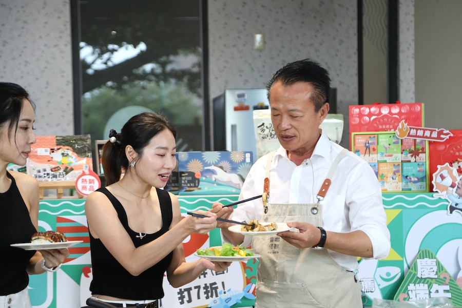 嘉義縣長翁章梁邀民眾把握6月22日前優惠活動,上平台選購嘉義在地新鮮水產,享受嘉義優鮮從產地直送餐桌的原汁原味饗宴。(圖/嘉義縣政府提供)