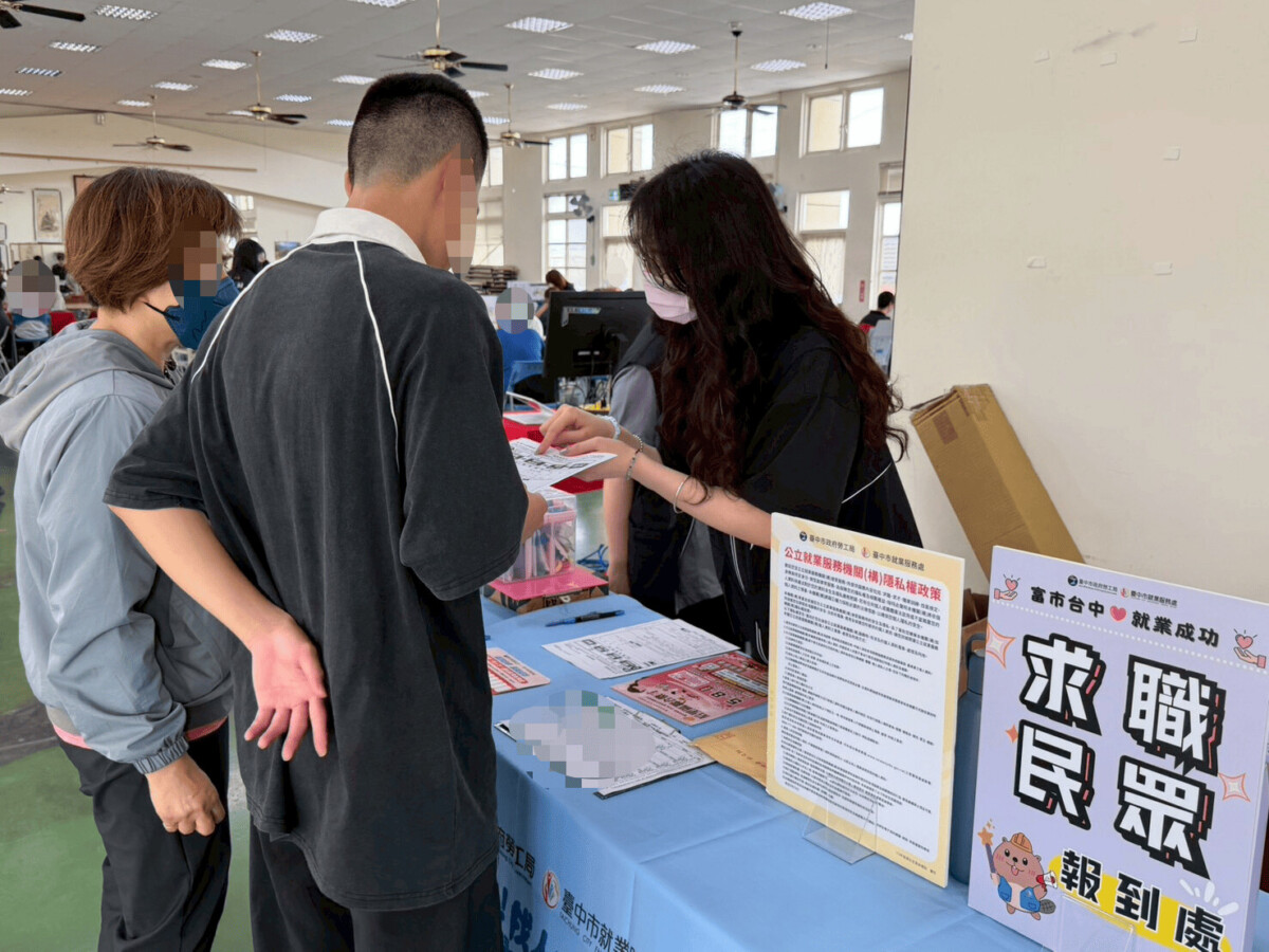 ▲向求職民眾說明活動流程、注意事項及職缺內容。(圖/記者顏淑娟翻攝)
