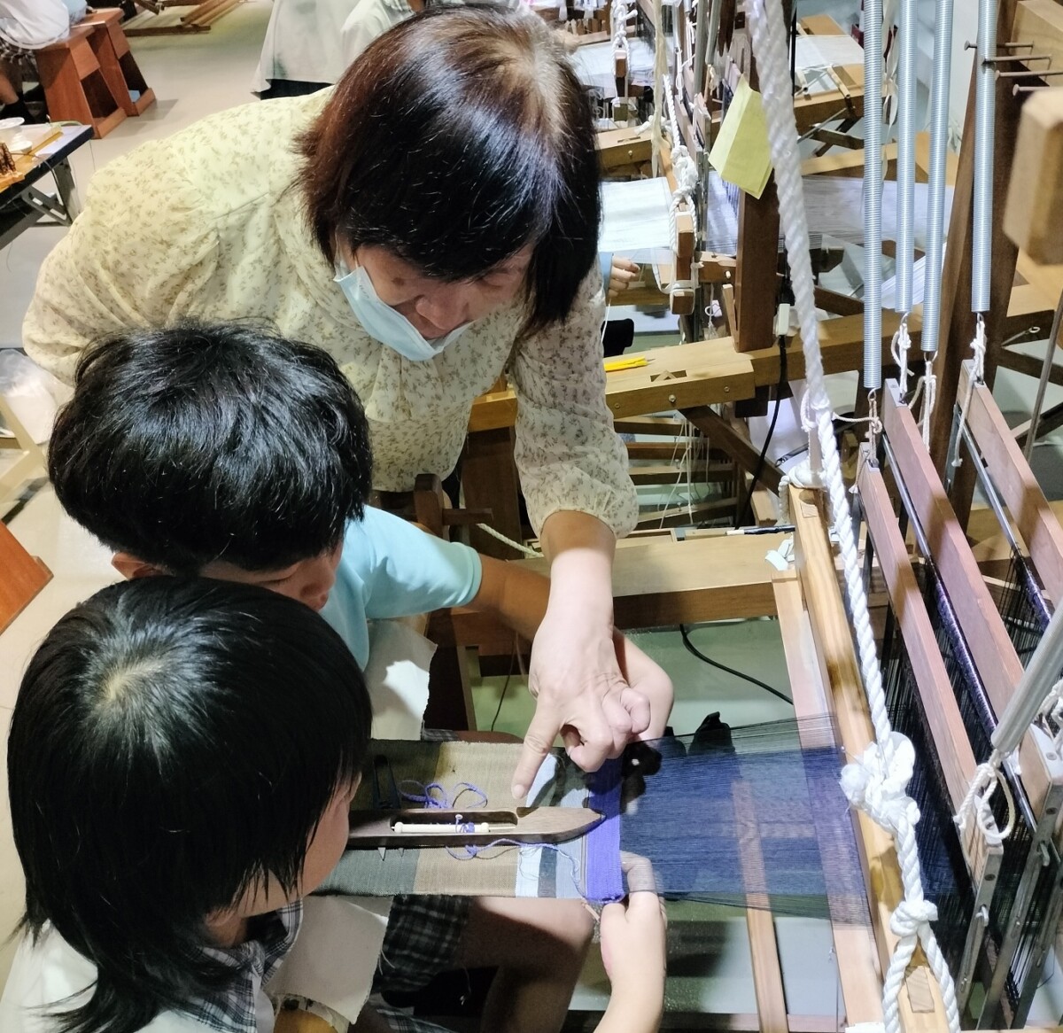 ▲人間國寶黃蘭葉藝師親授，學童化身小織手體驗工藝之美。(圖/記者顏淑娟翻攝)