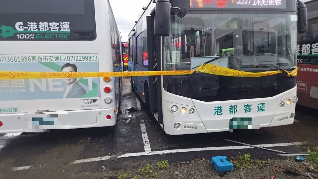 高雄客運站驚傳夾傷意外！司機疑未拉手煞車 遭2輛客運夾困命危