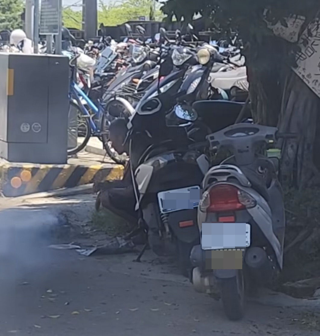 驚！花壇火車站旁「街頭烤魚」煙霧瀰漫