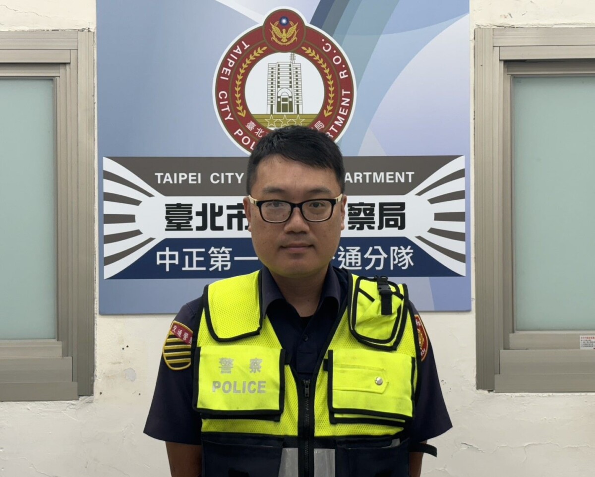 北車前轎車突拋錨塞爆車流　暖警頂烈日急救援獲讚足感心