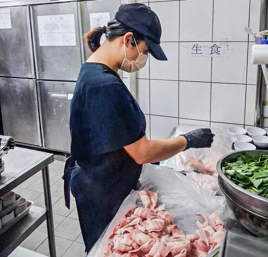 ▲小靜透過輔具協助及工作夥伴指導,逐漸熟悉工作流程。(圖/喜憨兒基金會提供)