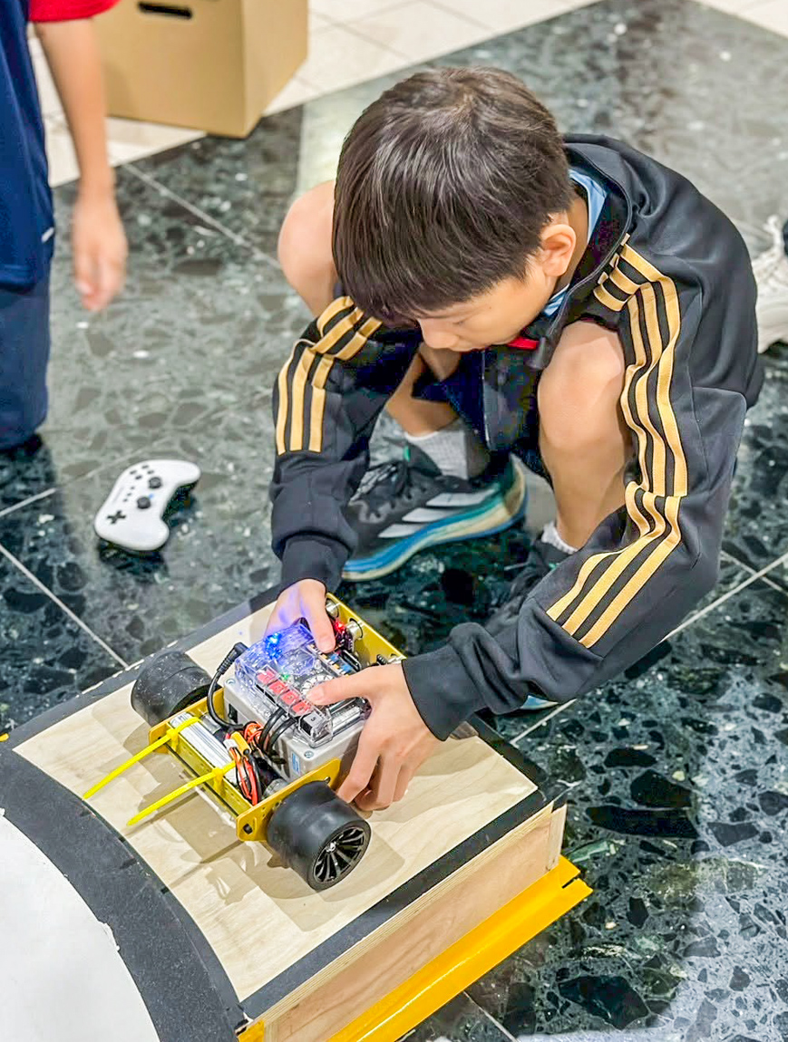 ▲華藝附小推動Scratch與機器人課程,培養運算思維與人工智慧概念。(圖/中華藝校提供)