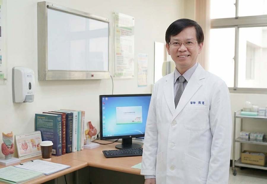 劉憲醫師說明達文西手術能把傷口巧妙隱藏在腋下或乳暈，避免在脖子留下傳統手術疤痕.。（圖/嘉基提供）