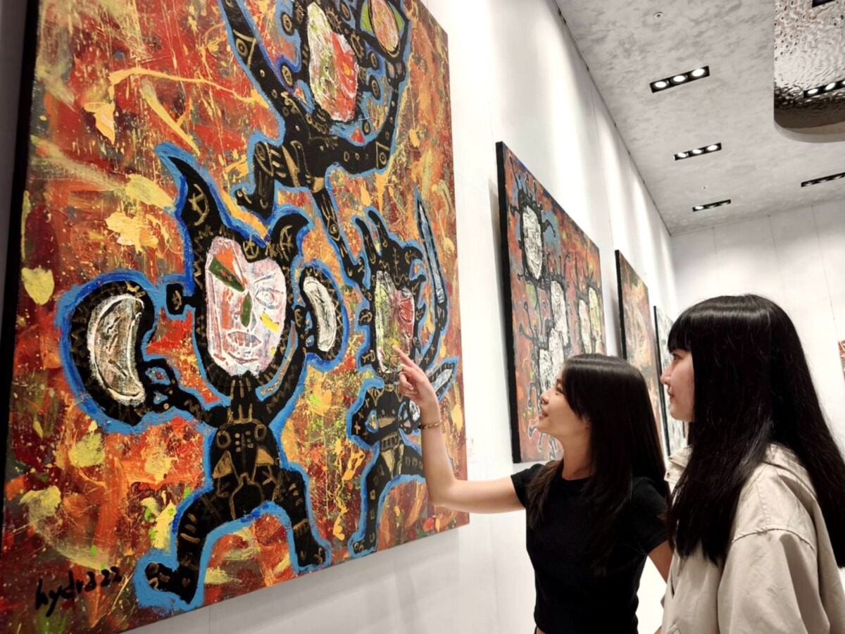 ▲牙醫師跨界藝術家九鬼展出多幅油畫創作,邀民眾走進充滿哲思的幻術劇場。(圖/義享時尚廣場提供)