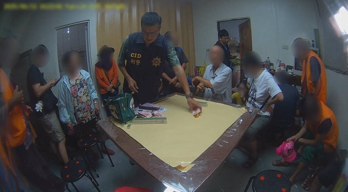 雲林土庫職業賭場藏身民宅　警攻堅逮24人查扣25萬元賭資