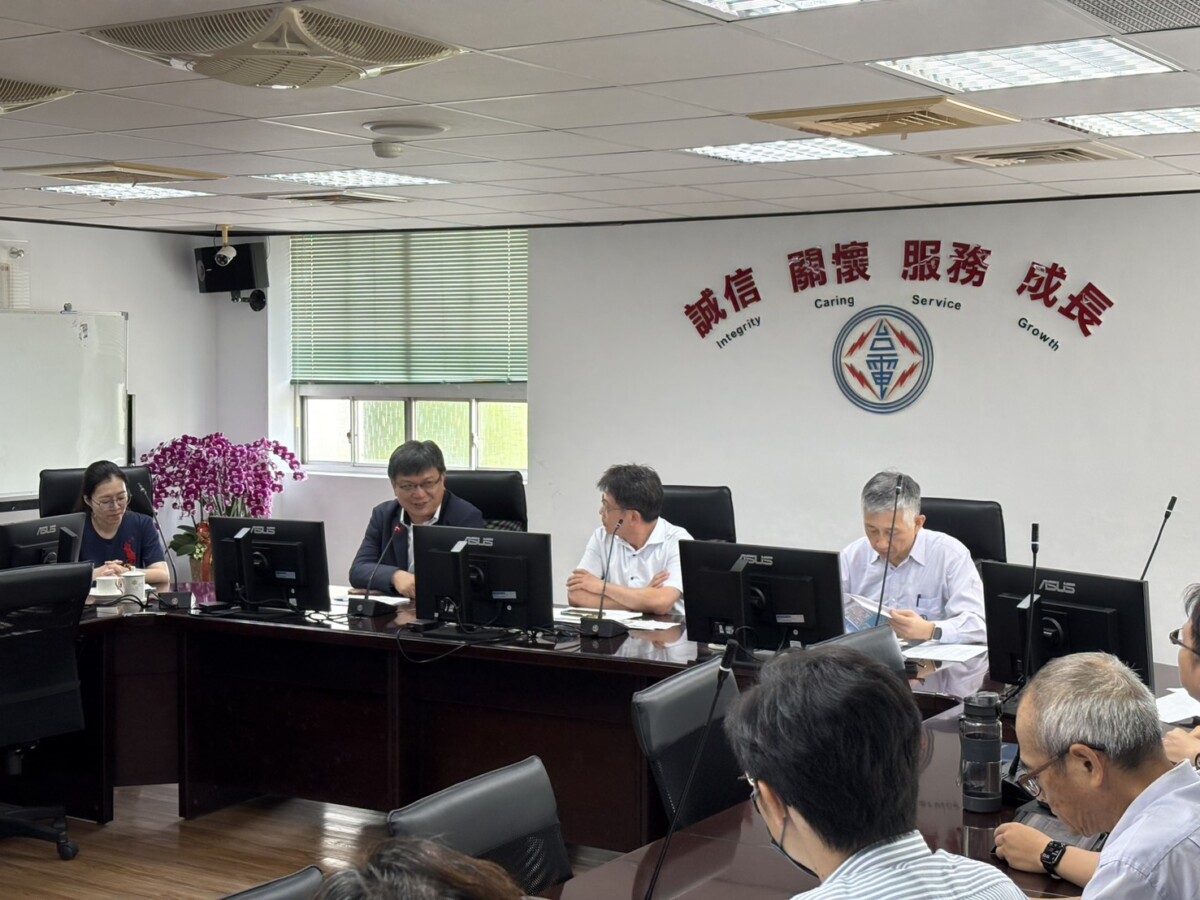 ▲台電高雄區處召開颱風應變會議，董事長曾文生(左2)到場參與會議 （記者 李堂安 翻攝）
