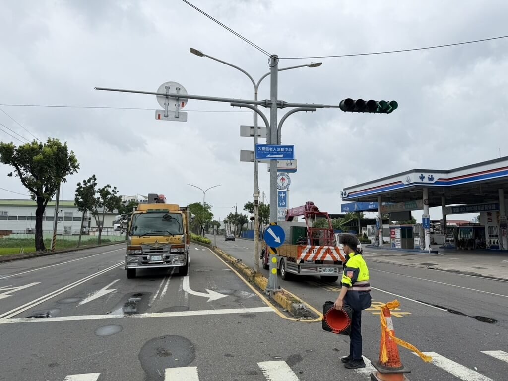 巴威強風吹襲高雄！近萬戶停電、路樹招牌倒塌　已撤離1671人