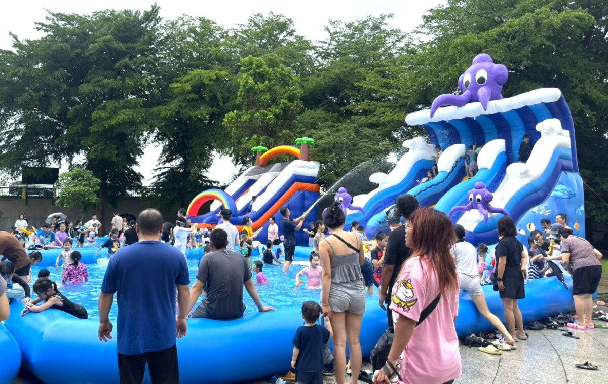 ▲台中大里人潑水節打造夏日最強戲水派對。(圖/記者顏淑娟翻攝)