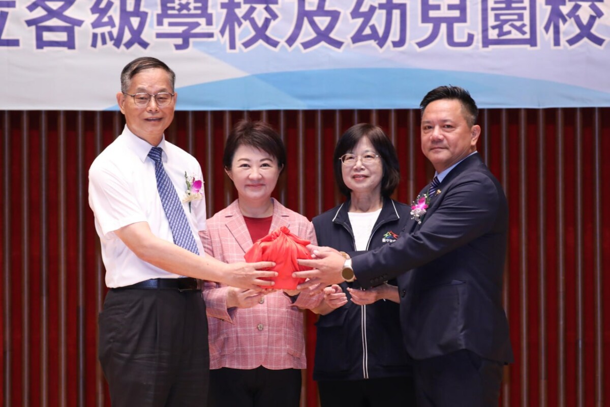 ▲中市102位校園長布達交接，盧秀燕勉有心有愛打造幸福校園。(圖/記者顏淑娟翻攝)