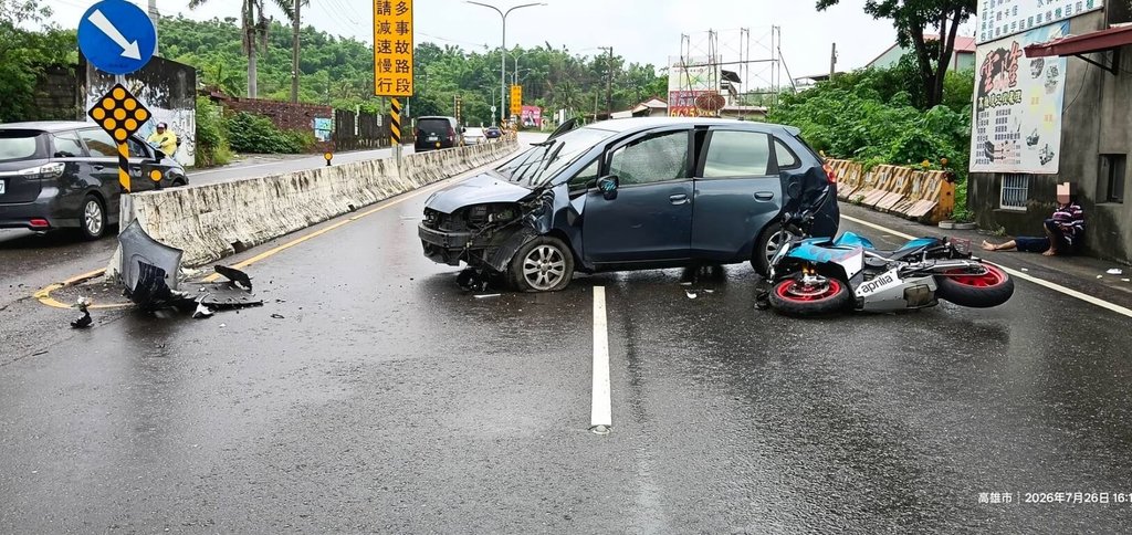 失控轎車橫躺路中央成路障　大型重機反應不及撞上3人送醫