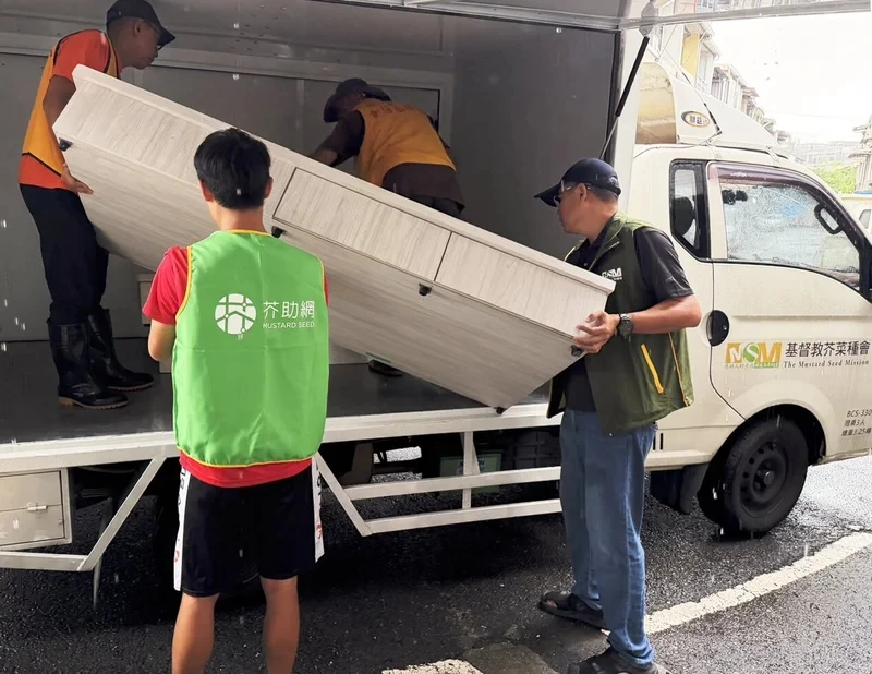 豪雨淹腰急逃二樓！屏東災民家具全泡水　床具援助送暖到家