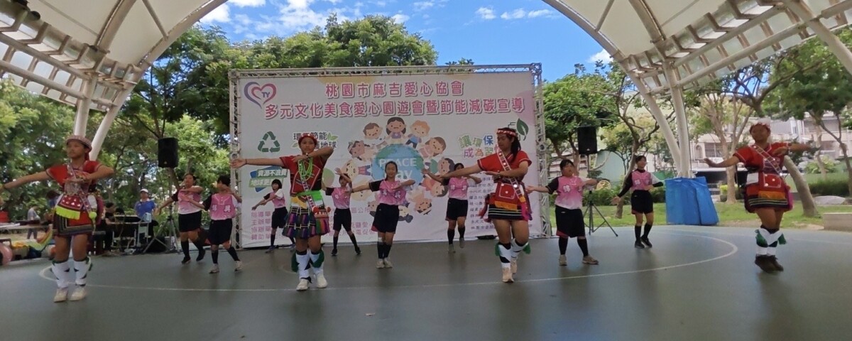 錦興國小女壘小將們身著特色服飾，帶來阿美族著名舞曲，流暢的舞步與自信的笑容完美演繹了原住民族文化的動感與美感。(影像由錦興國小提供)。