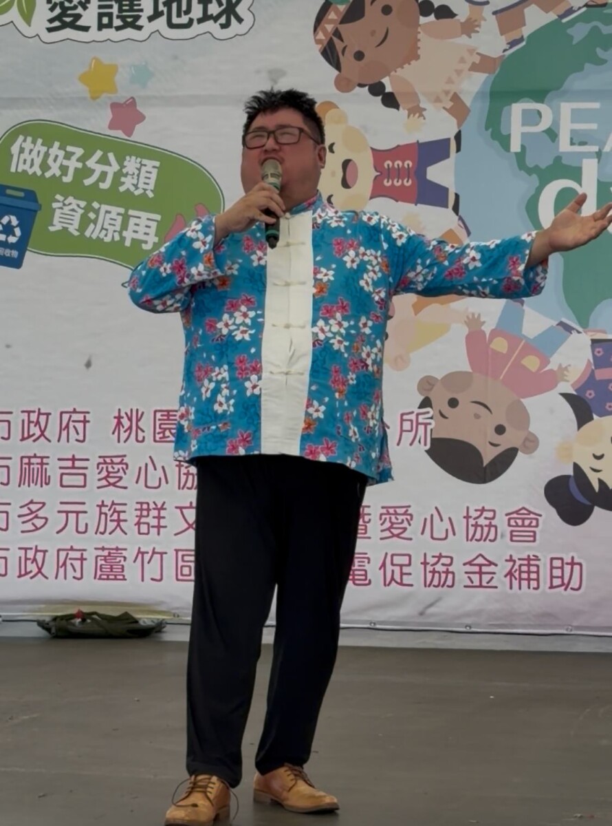 錦興國小實力堅強的音樂老師、男高音曾宥鈞擔綱。曾老師以甜美渾厚的嗓音獻唱著天籟。(影像由錦興國小提供)。