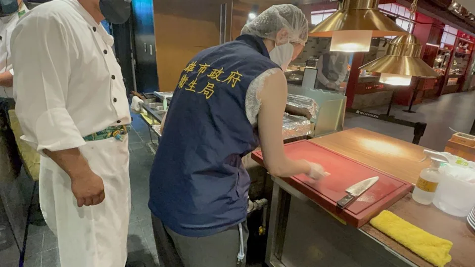 衛生稽查人員在餐飲場所廚房進行食材採樣與環境檢查(圖/衛生局提供）