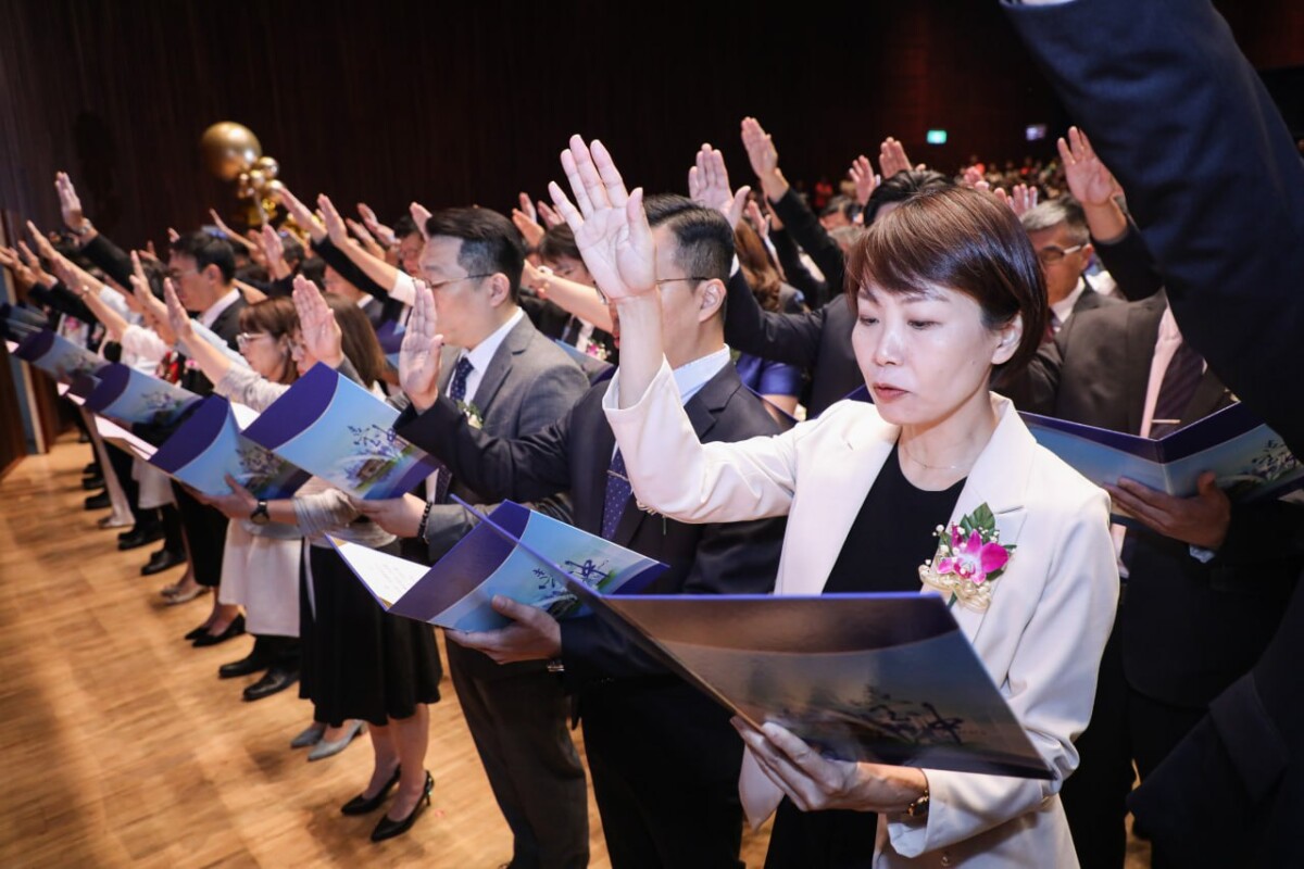 ▲中市102位校園長布達交接，盧秀燕勉有心有愛打造幸福校園。(圖/記者顏淑娟翻攝)
