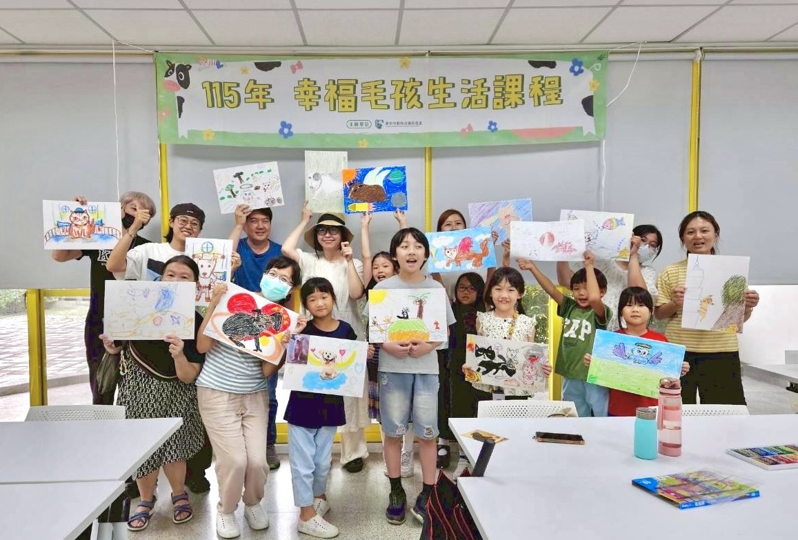 ▲畫出毛孩的個性與魅力「幸福毛孩生活課程 畫我家的毛小孩」溫馨開課。(圖/記者顏淑娟翻攝)