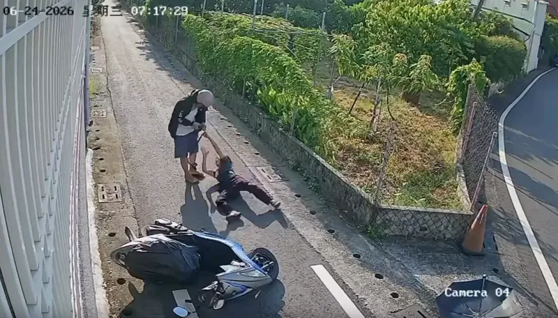 屏東阿嬤太勇猛！78歲阿嬤遭飛車搶包竟逆襲　反制搶匪打到落荒而逃