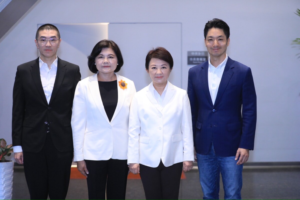 ▲盧秀燕(中)與蔣萬安、張麗善及謝國樑,跨縣市聯防守護全民食安。(圖/中市府提供)