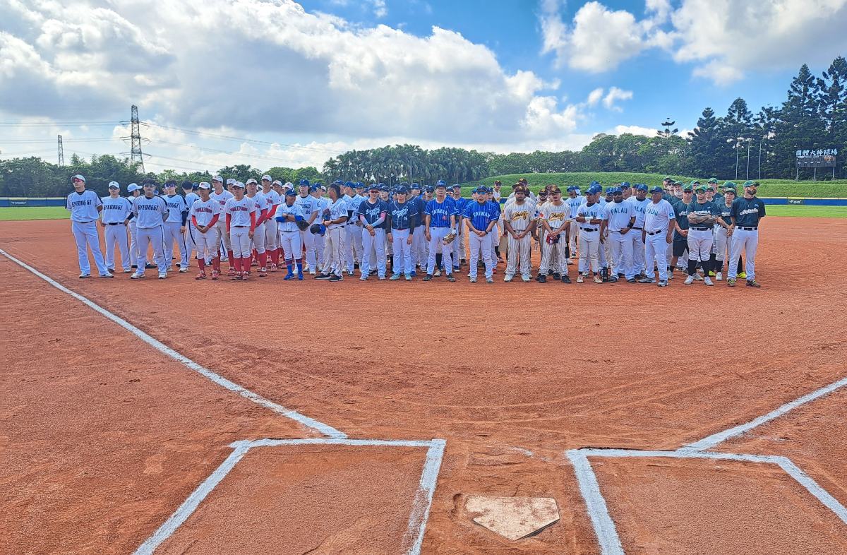炎炎夏日參加這項國際棒球賽事的參賽選手們個個精神抖擻，眼神中充滿對勝利的渴望與對棒球的熱愛。(影像由記者郭晉嘉拍攝)。