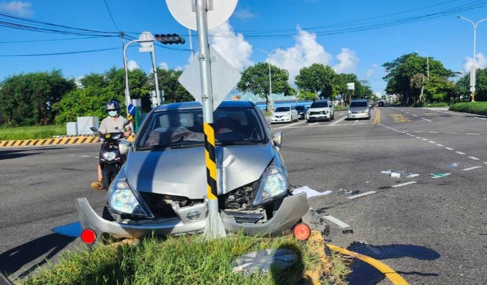 高雄湖內清晨死亡車禍！53歲男突失控猛撞分隔島 送醫搶救不治