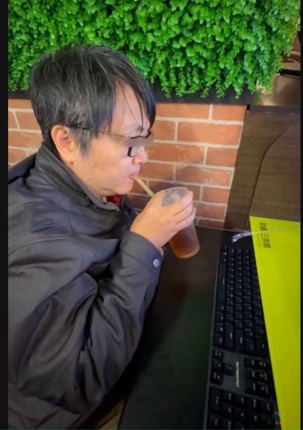 杜宜哲被羈押出來後,還會去打網咖玩線上遊戲,無視被害人血本無歸,行徑惡劣。(圖/翻攝網路)